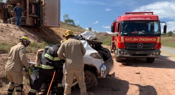 Acidente mata motorista e deixa carro destruído na BR-070